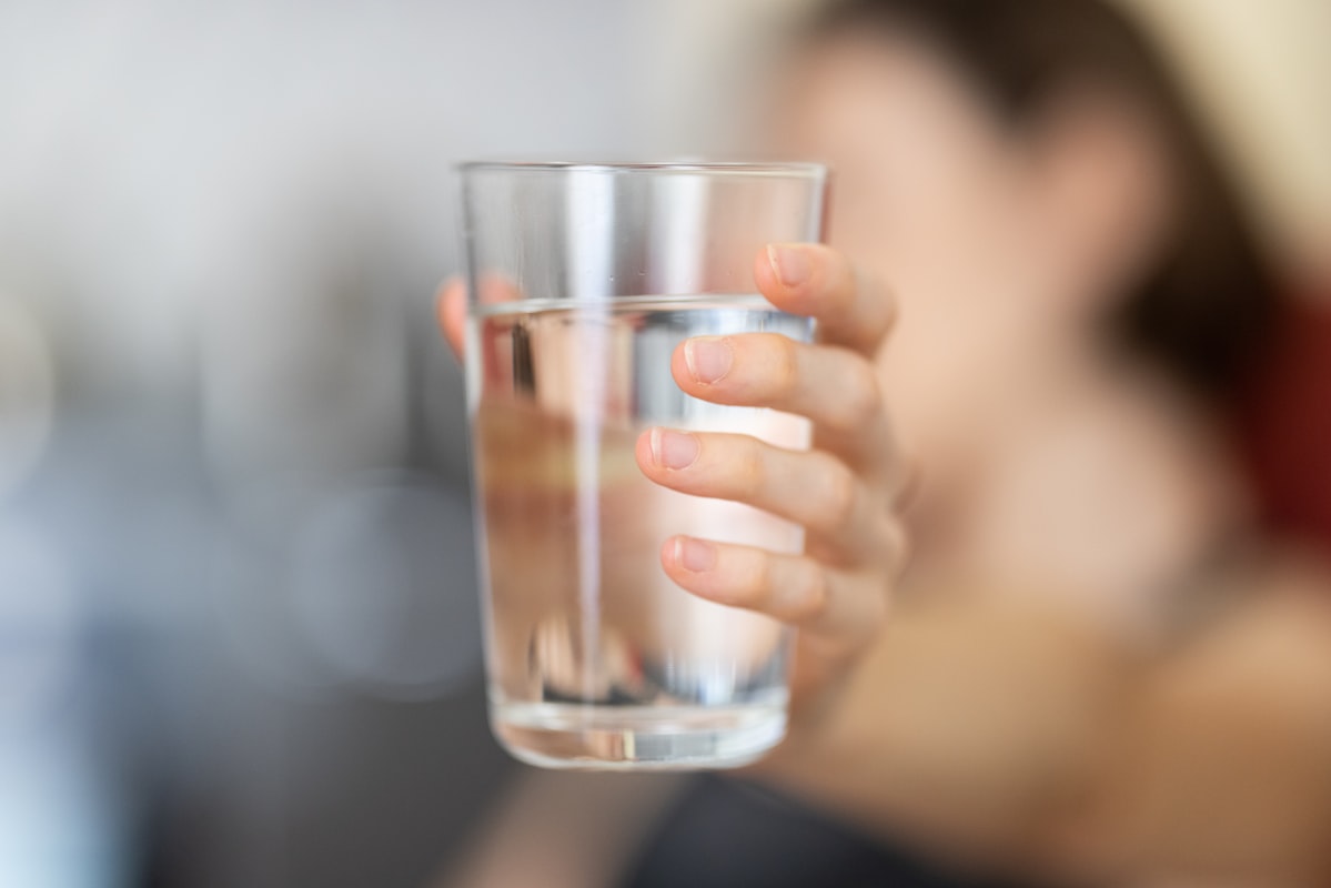Minuman air putih yang menyegarkan dalam gelas